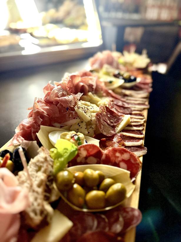 Dlouhé prkno s pinchos a olivami