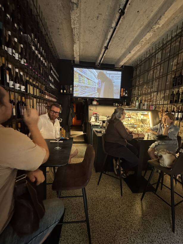 Interiér baru se stěnou plnou lahví