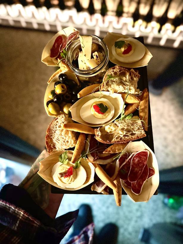 Detail pinchos napíchnutých na špejlích