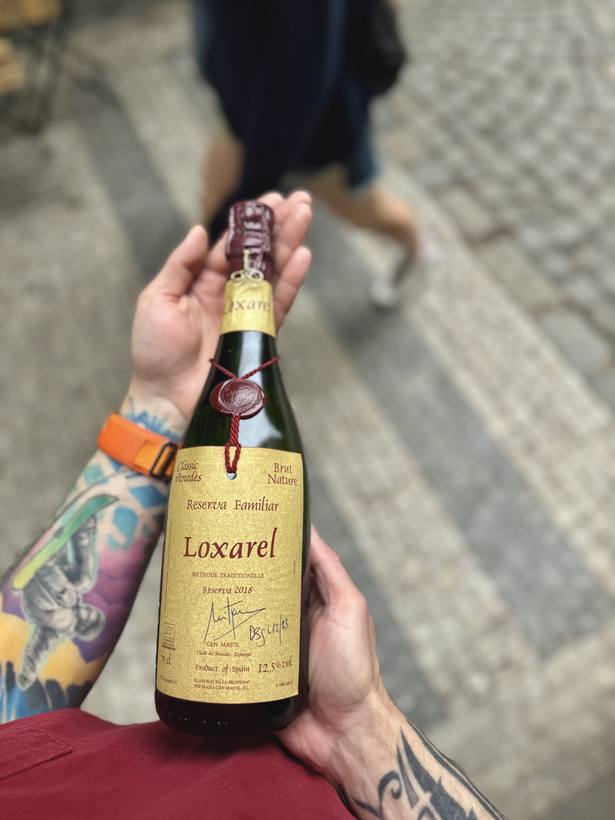 Lahev vína Loxarel v ruce