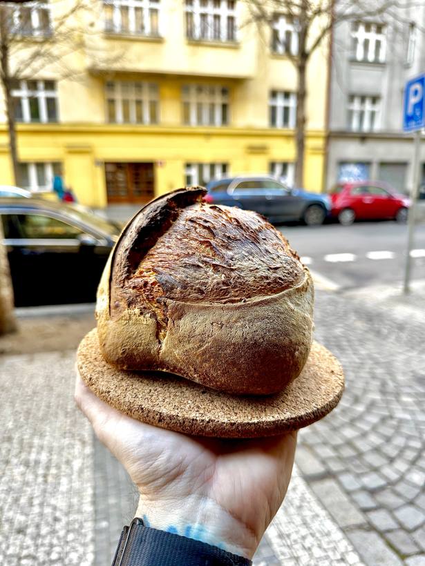 Čerstvý chléb před podnikem v Uralské ulici