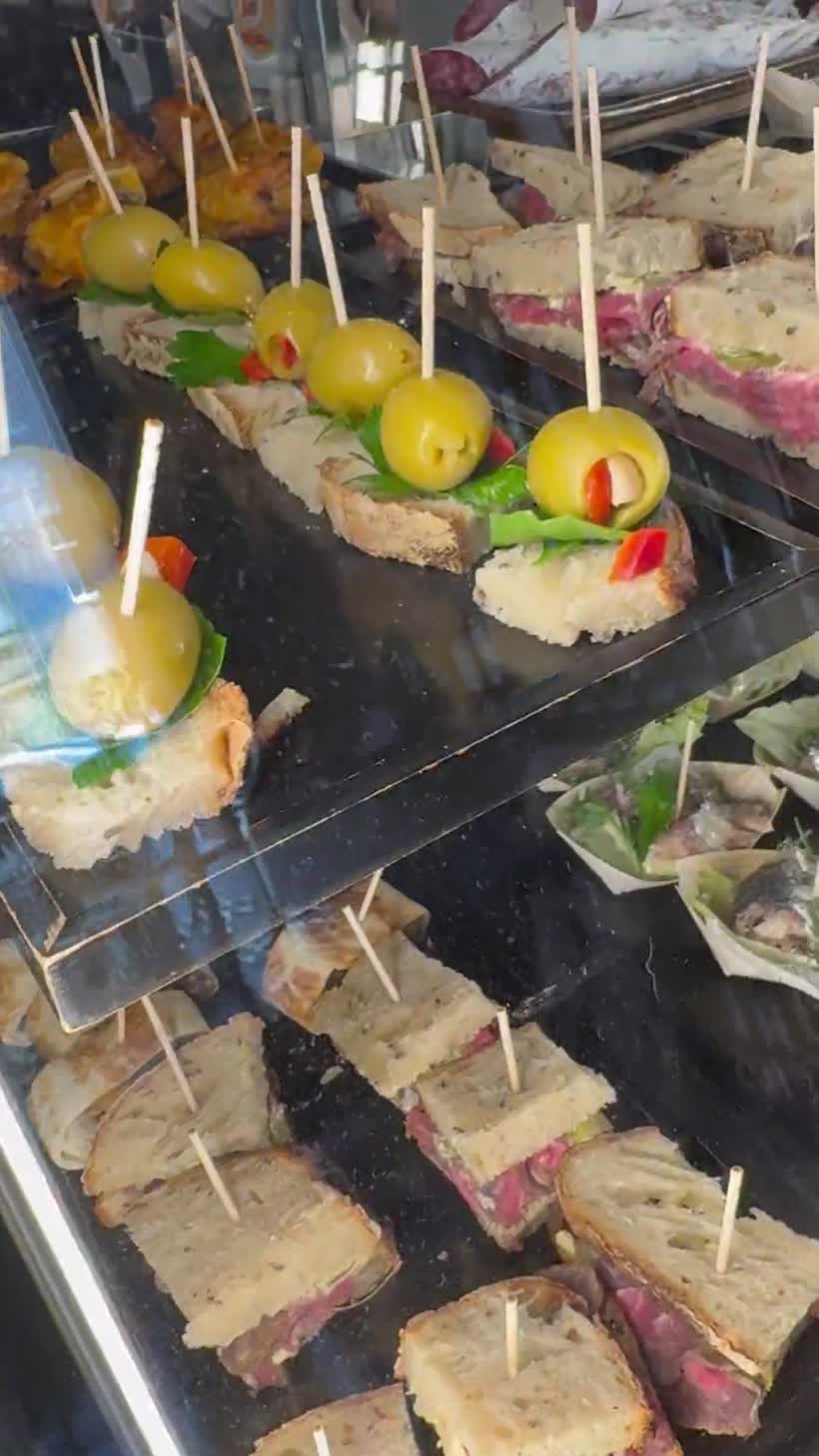 Vitrína plná pinchos